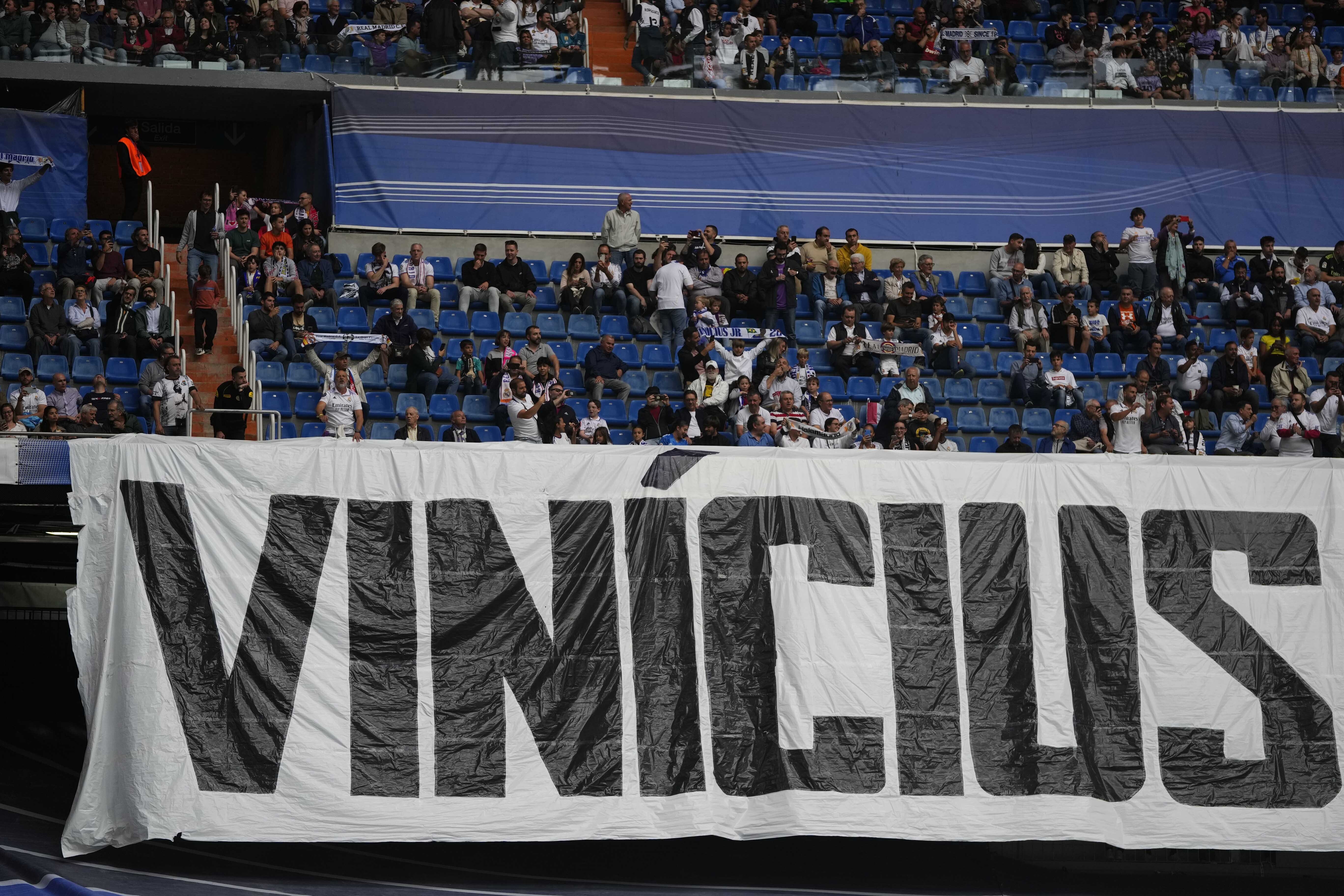레알 마드리드 팬들이 비니시우스와의 연대를 함께 한다는 뜻에서 이름이 적혀진 커다란 대형 플래카드를 펼쳐보이고 있다  [AP 연합뉴스]