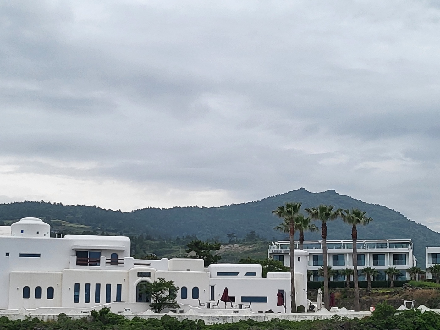 대평리포구에서 바라본 군산오름. 제주 강동삼 기자