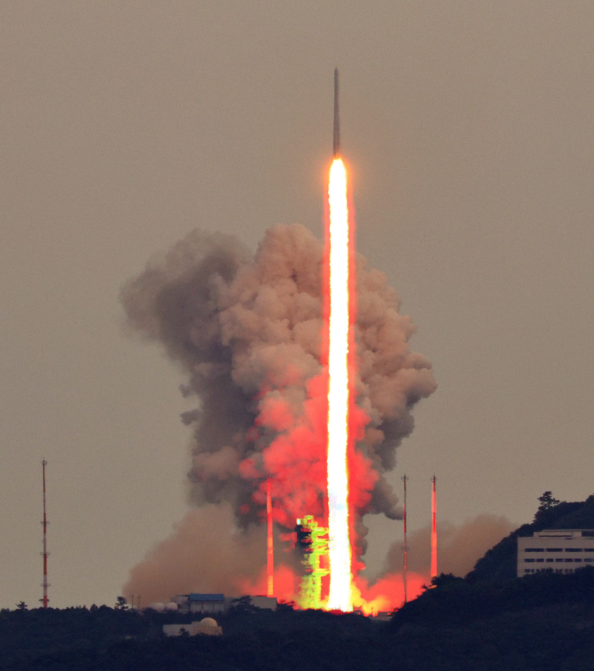 국내 독자 기술로 개발된 한국형 발사체 누리호(KSLV-Ⅱ)가 25일 오후 전남 고흥군 나로우주센터에서 발사되고 있다. 이번 누리호 3차 발사는 차세대소형위성 2호 1기와 큐브위성 7기 등 본격적으로 실용급 위성을 탑재해 발사하는 첫 사례다. 2023.5.25 여수 연합뉴스