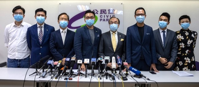 2020년 7월 홍콩 공민당 소속 입법회 의원들이 기자회견을 하는 모습. 왼쪽에서 다섯번째가 앨런 렁 주석. 홍콩 EPA 연합뉴스