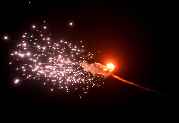 28일(현지시간) 우크라이나군 등에 따르면 전날 밤부터 이날 새벽까지 수도 키이우에 러시아의 대규모 드론 공습이 이어졌다. 사진은 키이우를 공습한 드론이 격추돼 폭발하는 모습. 2023.5.28 AFP 연합뉴스