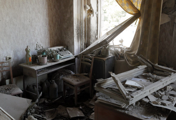 28일(현지시간) 우크라이나군 등에 따르면 전날 밤부터 이날 새벽까지 수도 키이우에 러시아의 대규모 드론 공습이 이어졌다. 사진은 드론 공습으로 피해를 입은 한 공공기관 건물 내부 모습. 2023.5.28 EPA 연합뉴스