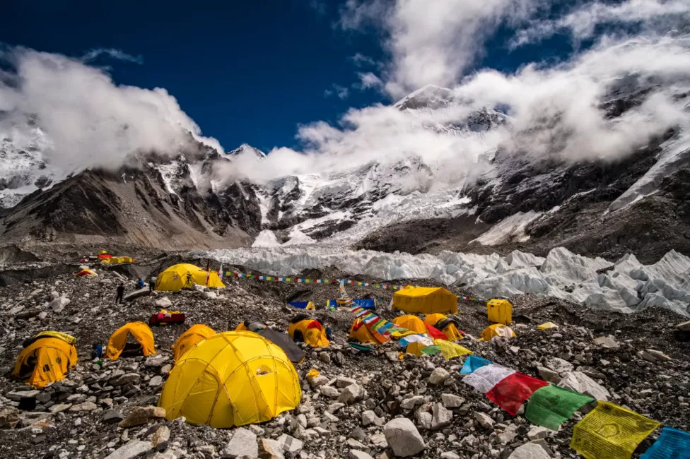 에베레스트 베이스캠프. 네팔 정부는 지난해  이곳에서 200~400m 아래로 옮기려 했으나 셰르파들과 산악인들의 반대에 부닥쳐 백지화하기로 했다. AFP 자료사진 연합뉴스