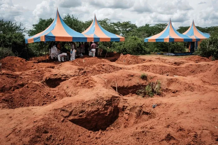 “예수를 만나려면 굶어죽으라”는 사이비 종교의 강요로 숨진 이들이 발견된 케냐 샤카홀라숲. AFP연합뉴스