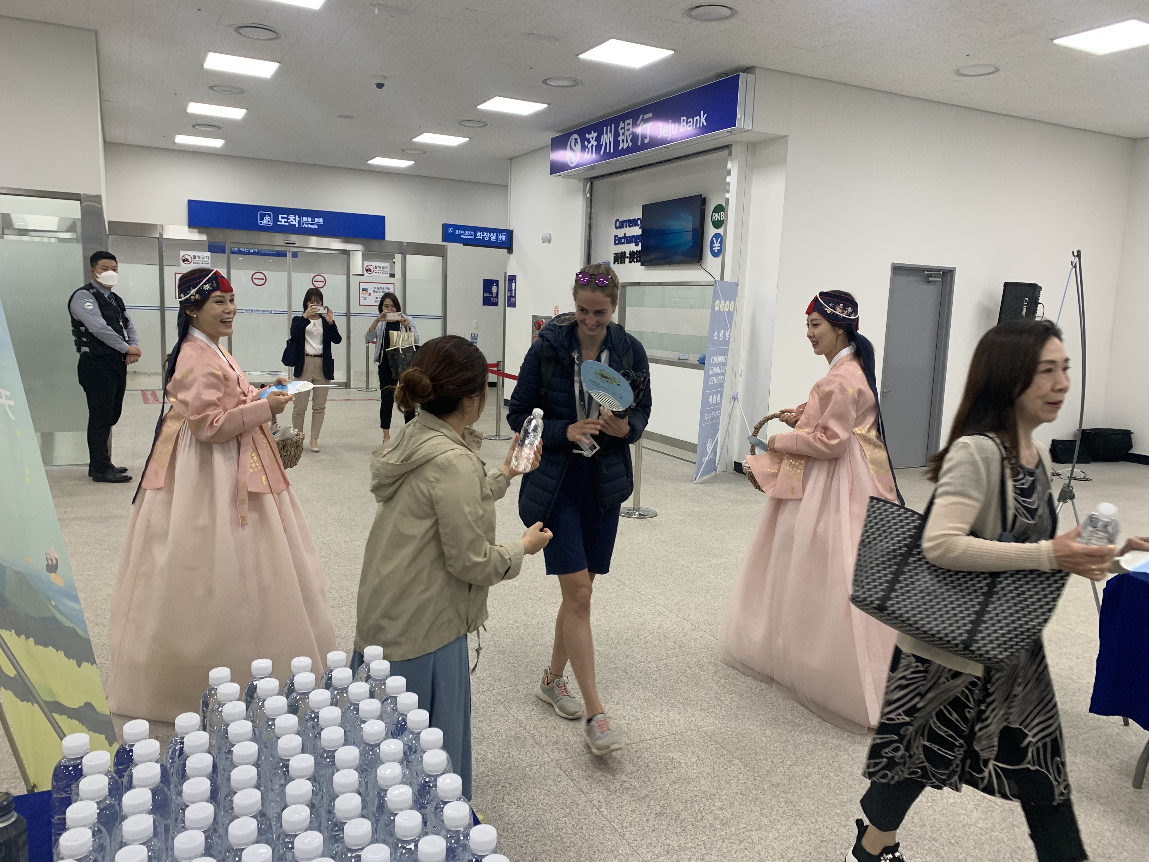 제주관광공사가 29일 르 솔레알호와 닛폰마루호에서 내린 승객들을 환영하며 기념품을 나눠주고 있다. 제주관광공사 제공