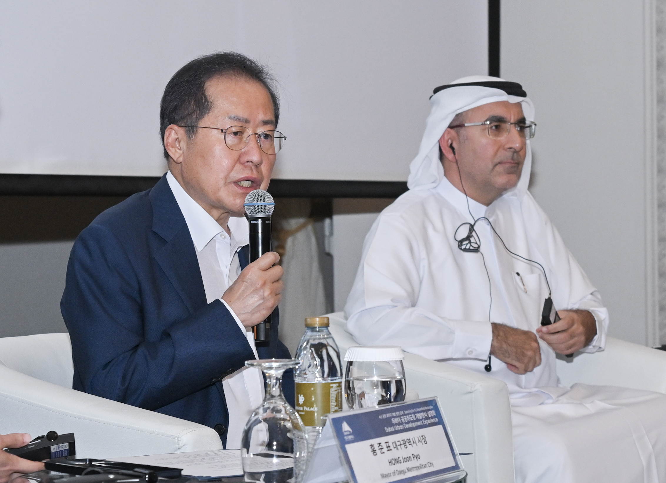 홍준표 대구시장이 지난 19일 아랍에미리트 두바이 합툴 호텔에서 열린 ‘두바이 공공주도형 개발방식 설명회’에서 모두 발언을 하고 있다. 대구시 제공