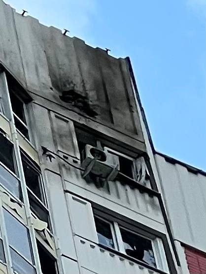정체불명의 드론이 러시아 수도 모스크바의 주거용 건물 2채를 공격했다고 리아 노보스티가 30일(현지시간) 현지 긴급구조대를 인용해 보도했다. 사진은 이날 드론 공격으로 파손된 우크라이나 국경에서 약 500㎞ 떨어진 모스크바 프롭소유즈 가의 주거용 건물 상층부. 2023.5.30 러시아투데이