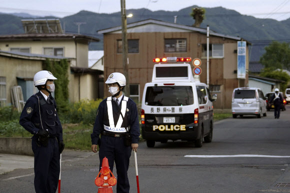 25일 일본 나가노현에서 한 남성이 엽총으로 추정되는 총을 발사하고 인근 건물로 도망가자 경찰이 현장 주변을 통제하고 있다. 이 사고로 경찰 2명과 여성 1명이 사망한 것으로 전해졌다. 2023.5.25 교도 AP 연합뉴스