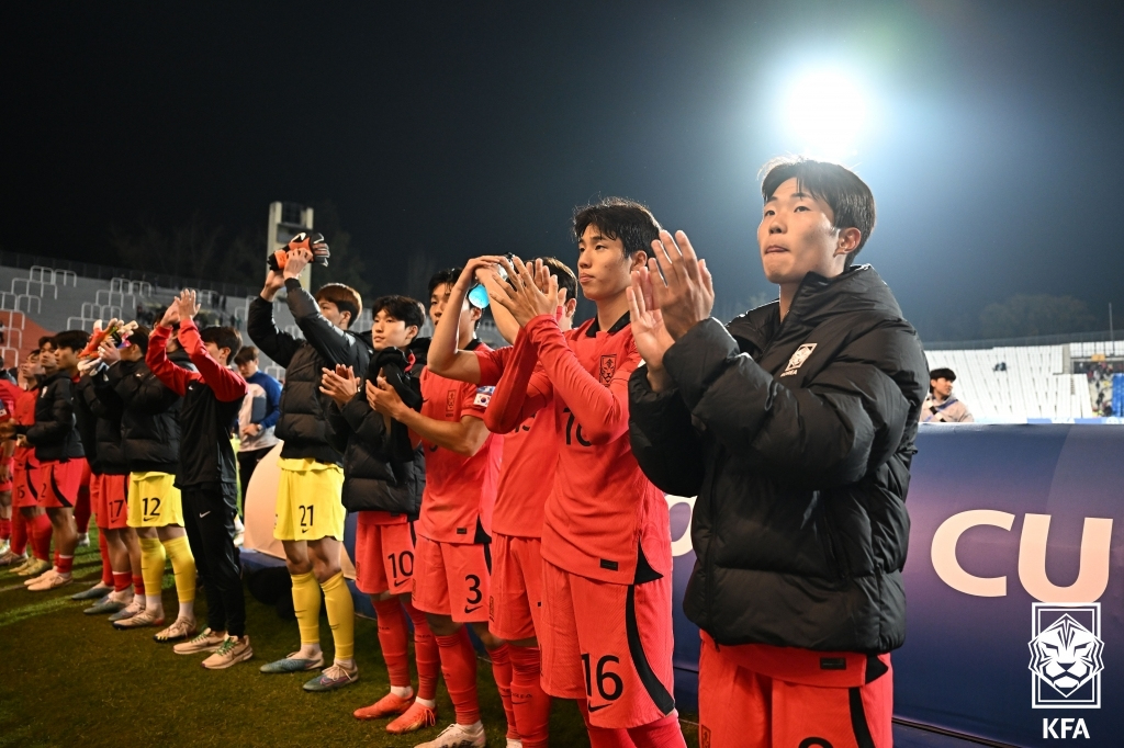 지난 26일(한국시간) 아르헨티나 멘도사 스타디움에서 열린 2023 국제축구연맹(FIFA) 20세 이하(U-20) 월드컵 조별리그 F조 2차전 온두라스와의 경기에서 2-2 무승부를 거둔 대표팀 선수들이 환호하는 관중들에게 박수로 화답하고 있다.  [대한축구협회 제공]