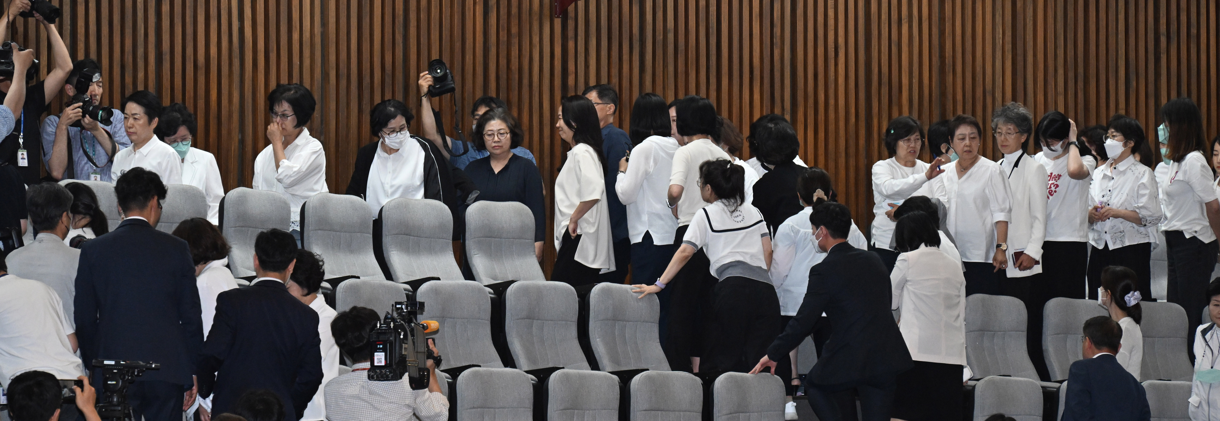 여야는 30일 오후 국회 본회의를 열고 윤석열 대통령이 재의요구권(거부권)을 행사한 간호법 제정안을 재표결해 부결 결과를 김진표 의장이 발표후 대한간호협회원들이 본회의장 방청석을 떠나고 있다.2023.5.30안주영 전문기자