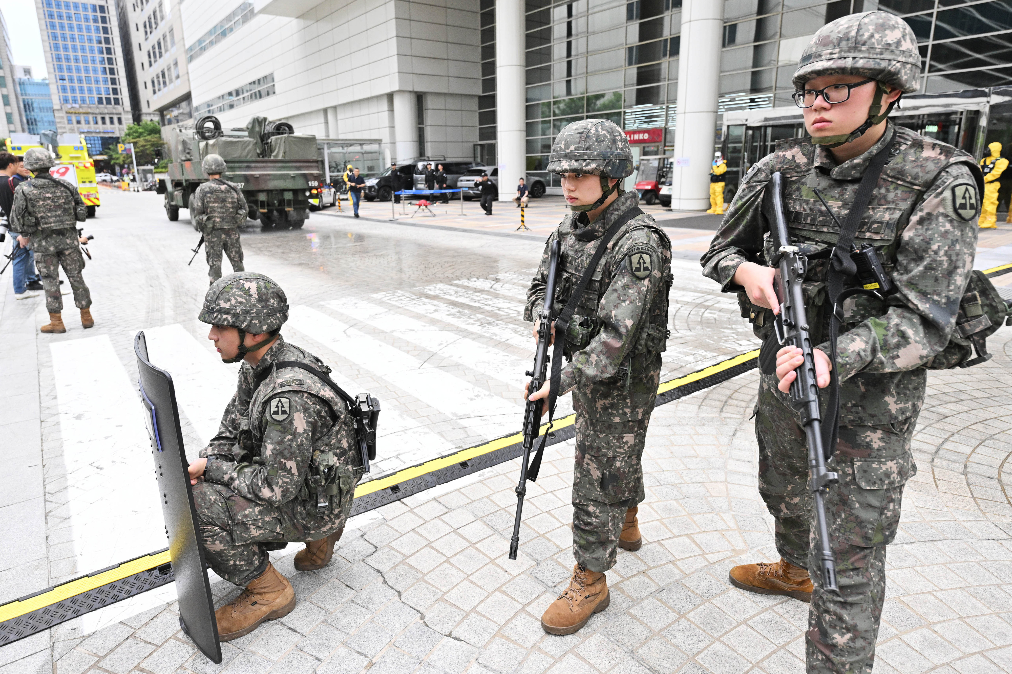 30일 오후 서울 강남구 코엑스 일대에서 열린 ‘2023년 재난대비 안전강남훈련’에서 소방당국과 군·경 특수부대가 생물테러와 대형 화재 진압 시범을 보이고 있다. 2023.5.30 홍윤기 기자