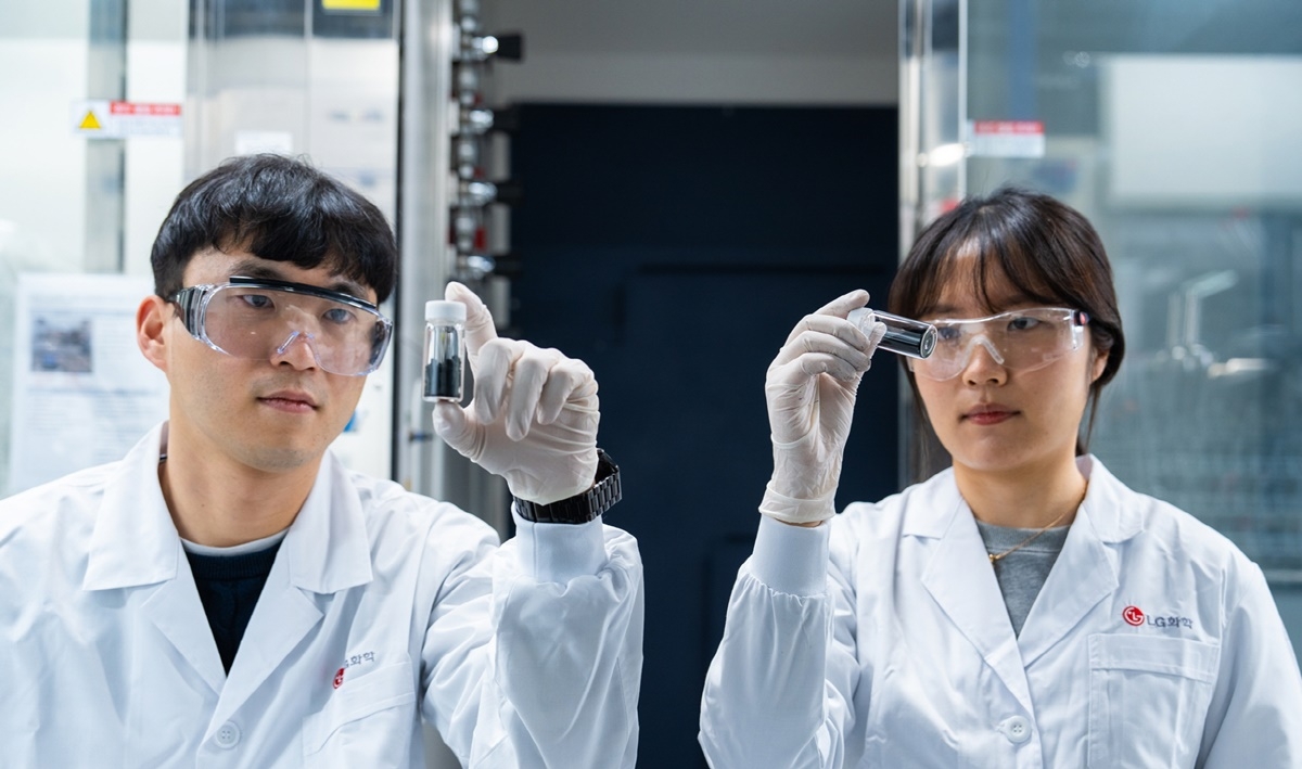 LG화학이 생산한 탄소나노튜브(CNT)를 살펴보는 CNT 개발팀 연구원들. LG화학 제공