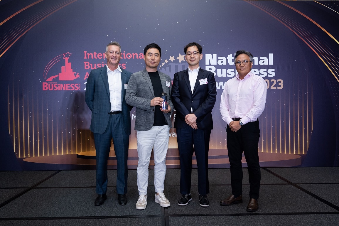 ‘싱가포르 국제 비즈니스 어워드’를 수상한 후 기념촬영을 하는 자율주행 스타트업 오토노머스에이투지의 한지형(왼쪽 두번째) 대표와 문현욱(왼쪽 세번째) 팀장. 오토노머스에이투지 제공