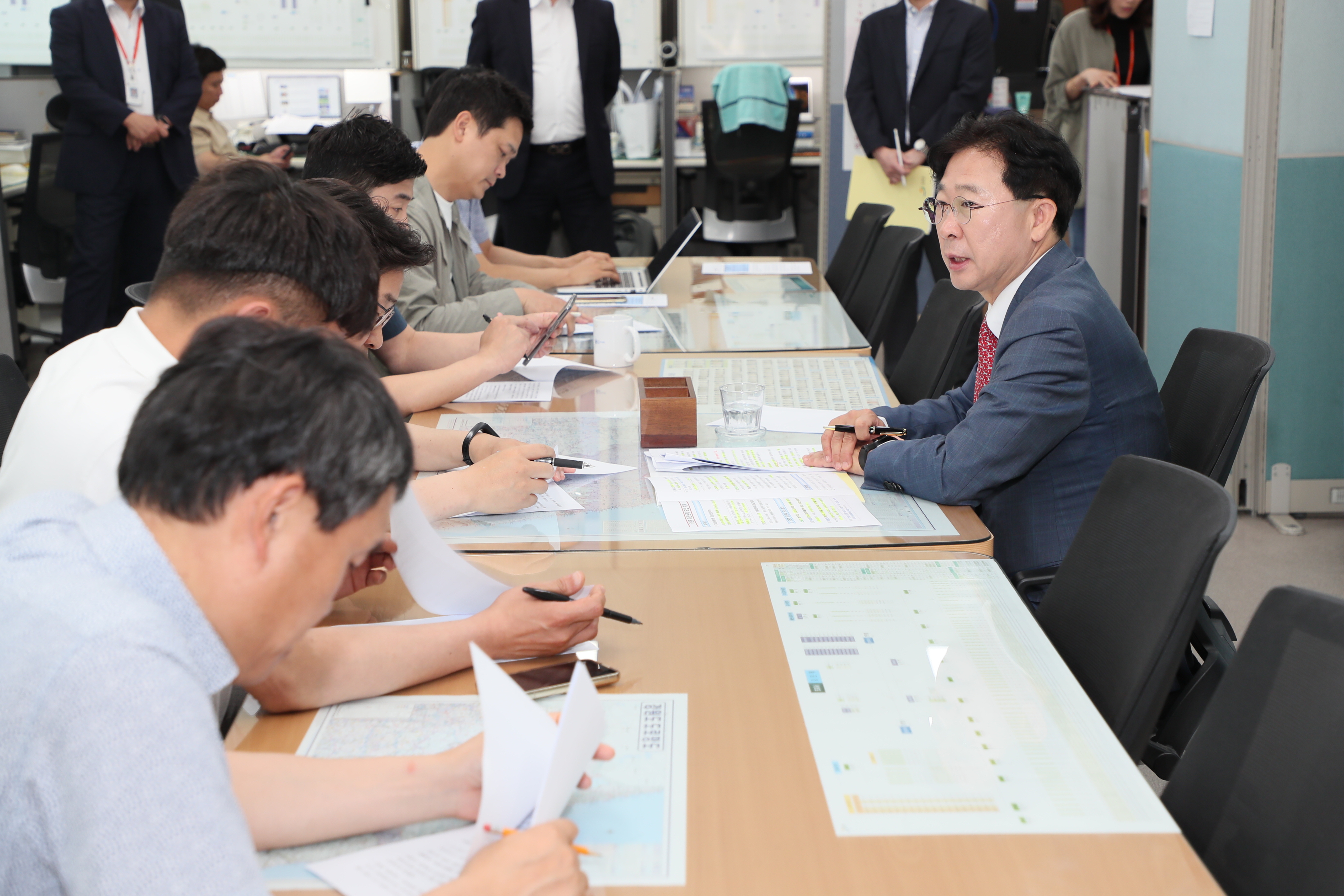 김한수(사진 오른쪽) 강원도 기획조정실장이 31일 도청 브리핑룸에서 ‘강원형 재정준칙’에 대해 설명하고 있다. 강원도 제공