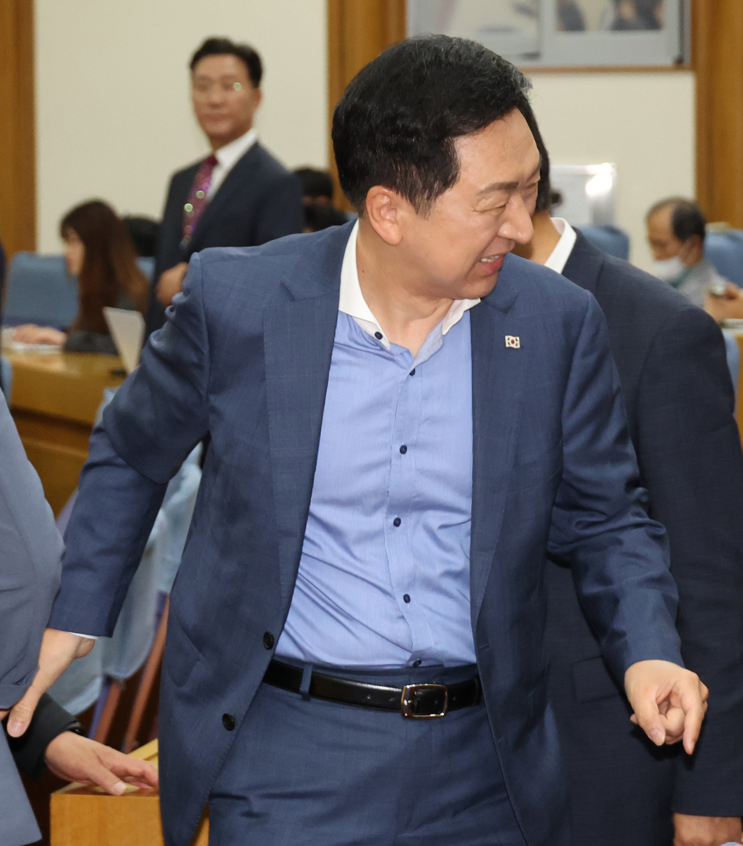 국민의힘 김기현 대표가 31일 국회에서 열린 당 공부모임 국민공감 행사에서 참석자들과 인사하고 있다. 김 대표는 다른 일정으로 인사만 하고 행사 시작 전 이동했다. 
연합뉴스