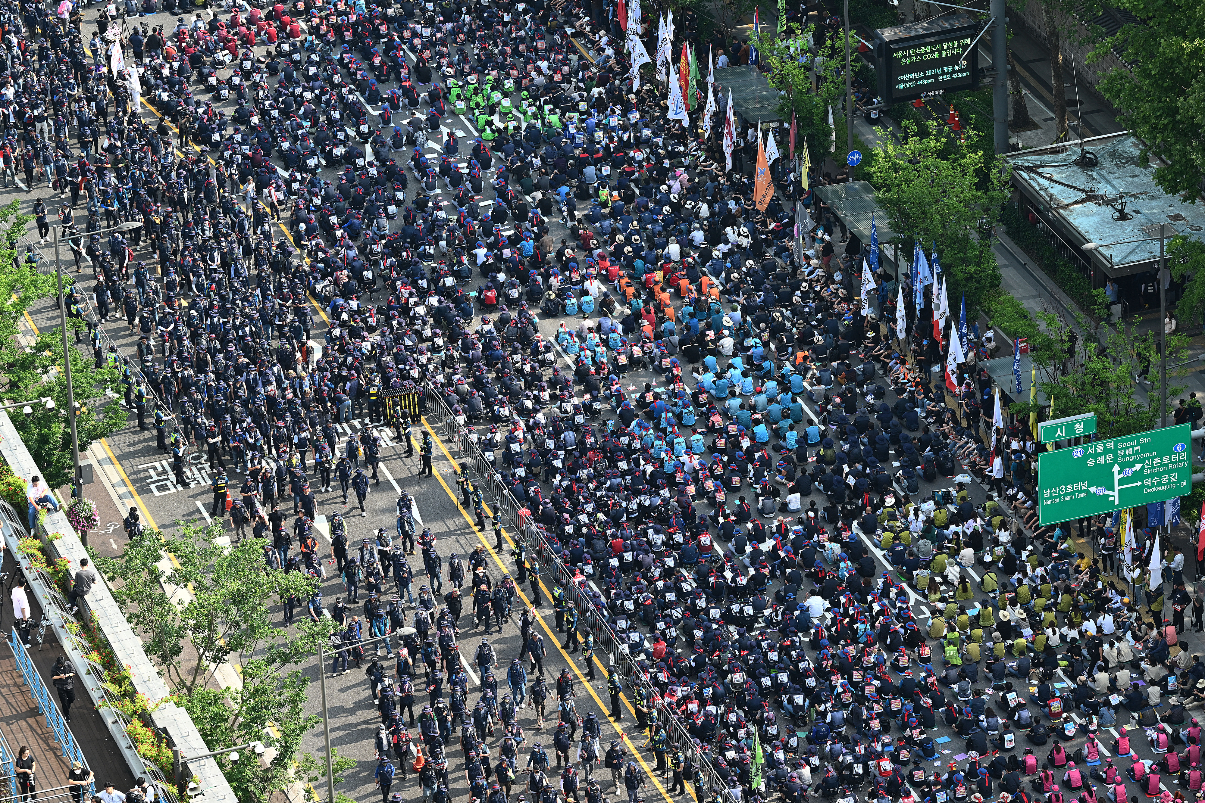 민주노총 조합원들이 31일 서울 대한문과 동화면세점 사이에서 노동·민생·민주·평화 파괴 윤석열 정권퇴진! 민주노총 총력투쟁대회에 참석하고 있다. 2023.5.31 오장환 기자