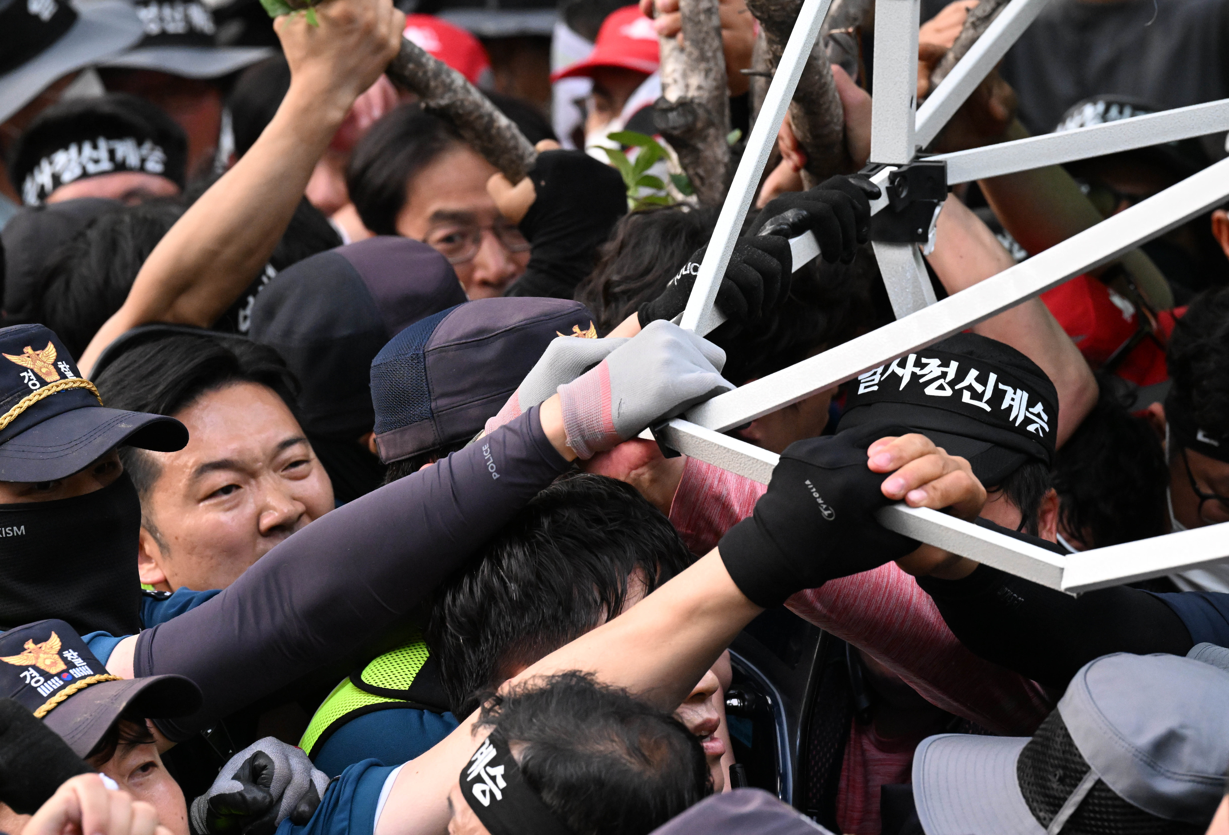 경찰 수사를 받다 분신해 숨진 양회동씨 추모문화제가 열린 31일 서울 청계천 파이낸스빌당 앞에서 경찰과 민주노총 조합원들이 충돌을 하고 있다. 2023.5.31 홍윤기 기자