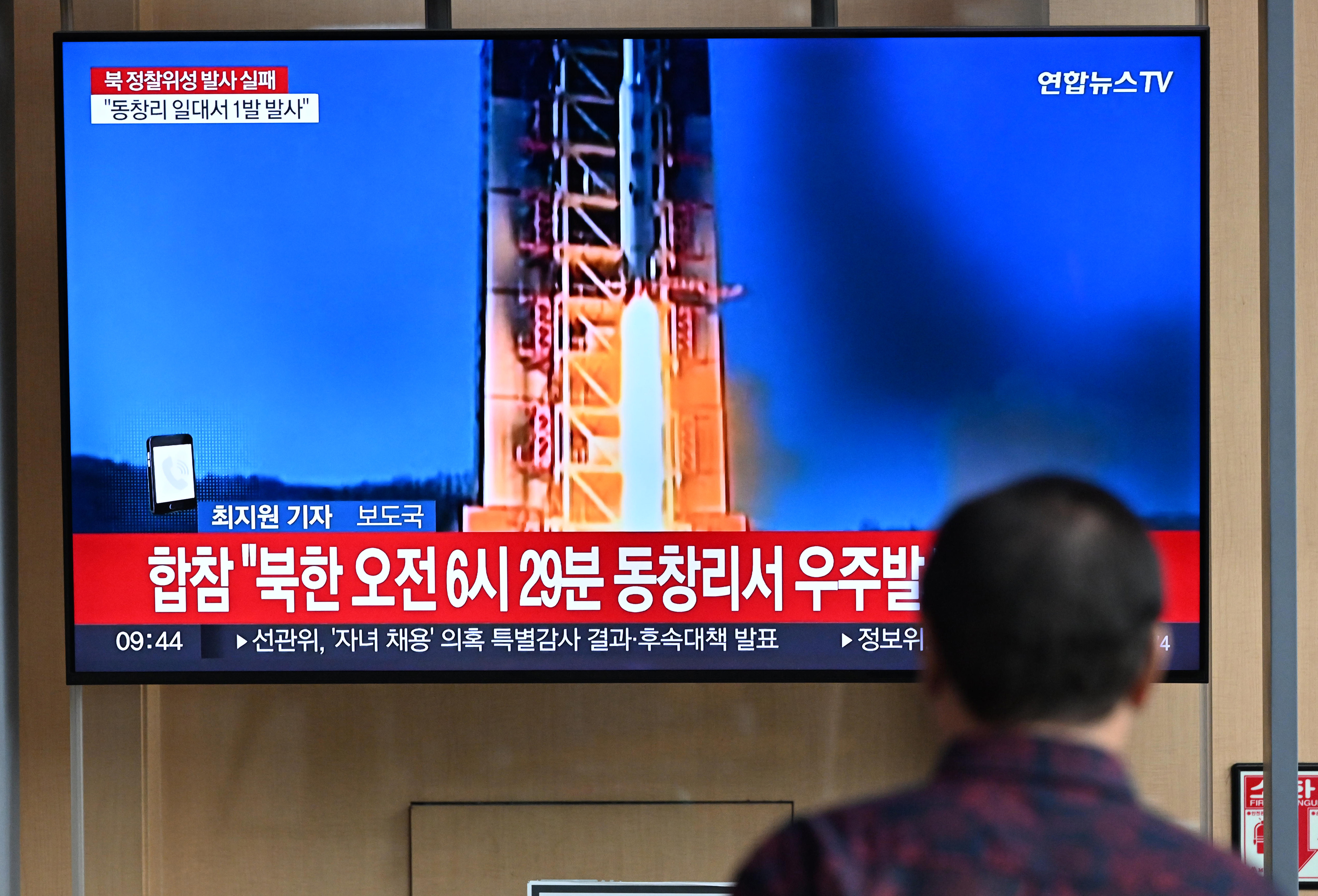 북한이 ‘우주 발사체’를 발사한 31일 서울역에서 시민들이 관련 뉴스를 시청하고 있다. 2023.5.31. 도준석 기자