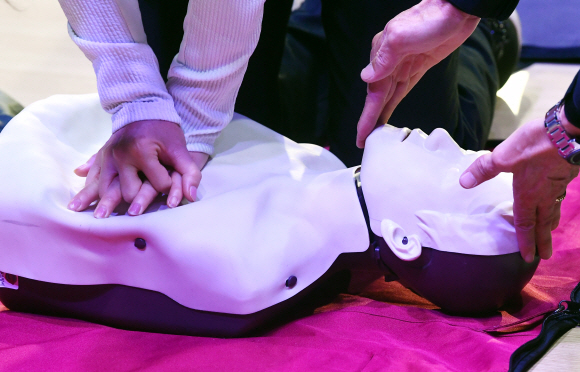 심폐소생술(CPR)과 자동제세동기(AED) 연습을 하는 모습(기사와 관련 없음). 2022.11.10 안주영 전문기자