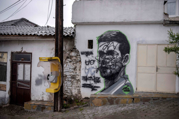 세르비아 코소보 라호베치의 알바니아계 주민 거주지에서 지난 30일(현지시간) 밤과 다음날 아침 사이 테니스 스타 노바크 조코비치의 얼굴 벽화가 훼손된 채 발견됐다. 라호베치 AFP 연합뉴스