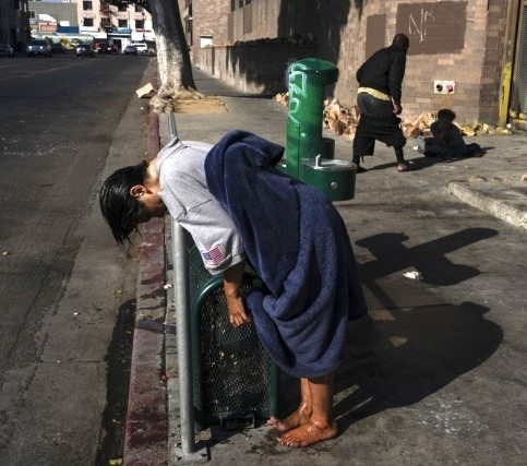 미국 캘리포니아 로스앤젤레스(LA)의 한 거리에서 한 노숙인이 난간에 기대 힘들게 서 있다. 마약성 진통제 펜타닐을 복용한 것으로 추정된다. 서울신문 DB