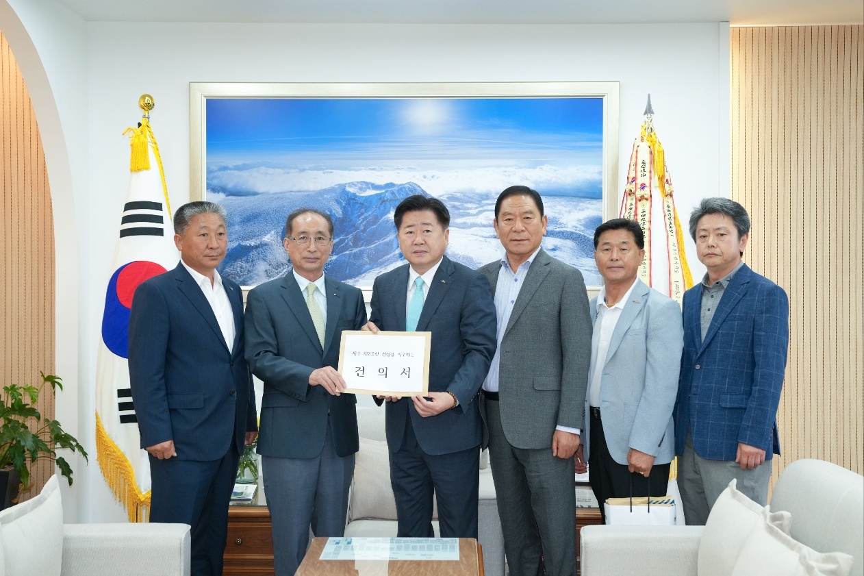 지난달 31일 제주 제2공항 성산읍추진위원회가 8067명의 서명을 받고 제2공항 조속한 건설을 촉구하는 건의서를 오영훈 도지사에게 전달하고 있다.