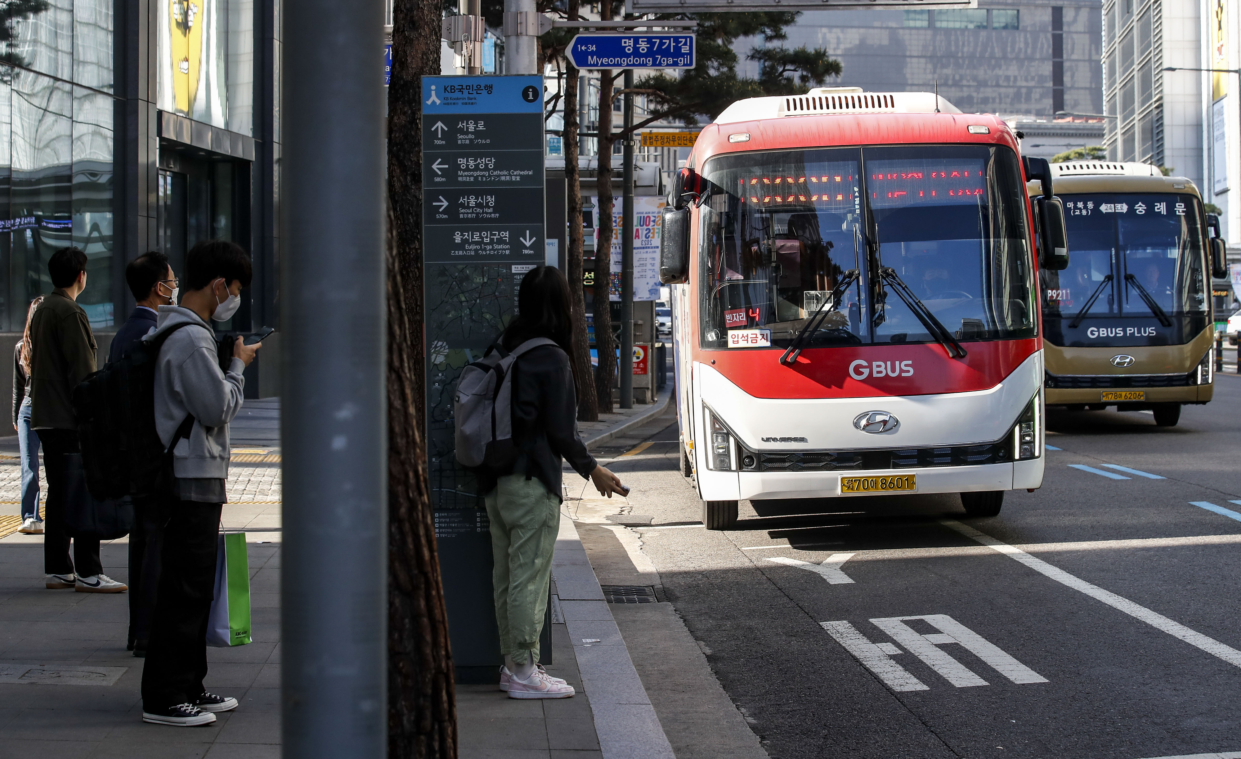 서울 중구 명동 인근 버스정류장에서 시민들이 광역버스를 기다리고 있다. 2023.04.19. 뉴시스