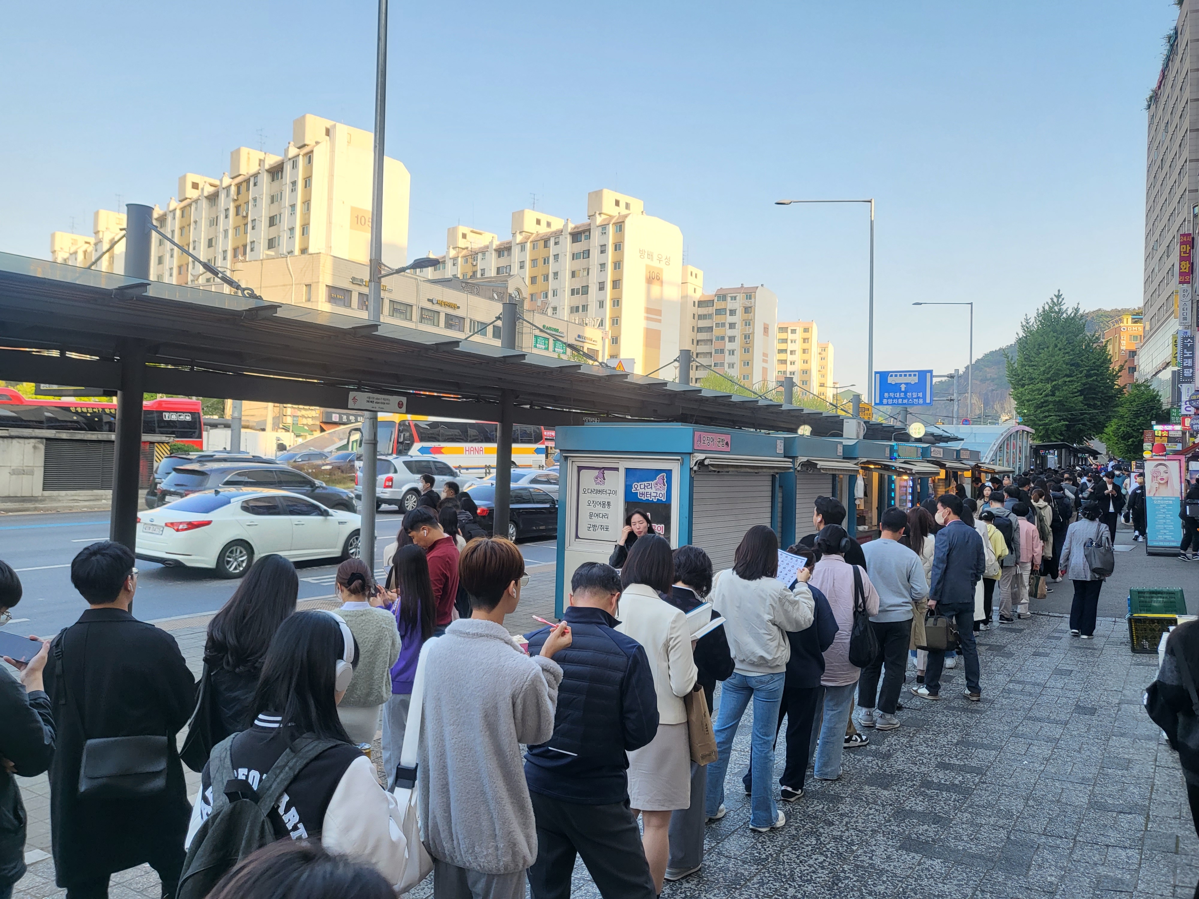 지난달 27일 오후 서울 동작구 사당역 광역버스 정류장에 버스를 기다리는 시민들이 줄지어 늘어서 있다.