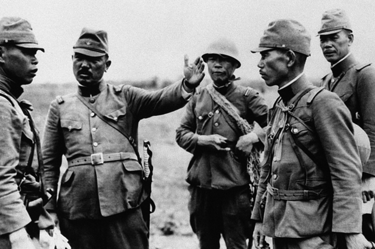 세계 전쟁사 속 최악의 패전은 ‘멍부(멍청한데 부지런한)’ 장군이 만드는 경우가 많았다. 제2차 세계대전 당시 일본 패망에 결정적 역할을 한 버마 주둔 제15군 사령관 무다구치 렌야(왼쪽 두 번째)는 이길 수밖에 없는 전쟁에서 패했다. 교유서가 제공