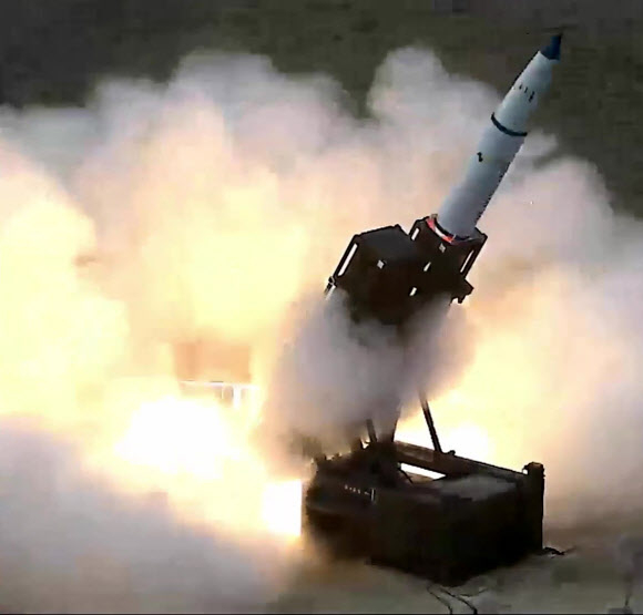 국방과학연구소가 지난달 30일 독자개발 중인 장거리지대공유도무기(LSAM)의 탄도탄 요격시험에 성공했다고 1일 밝혔다. 사진은 LSAM 표적탄 발사 모습. 2023.6.1 국방부 제공