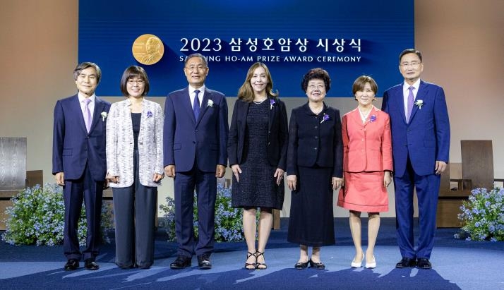 기념 촬영하는 ‘2023 ’삼성호암상‘ 수상자들