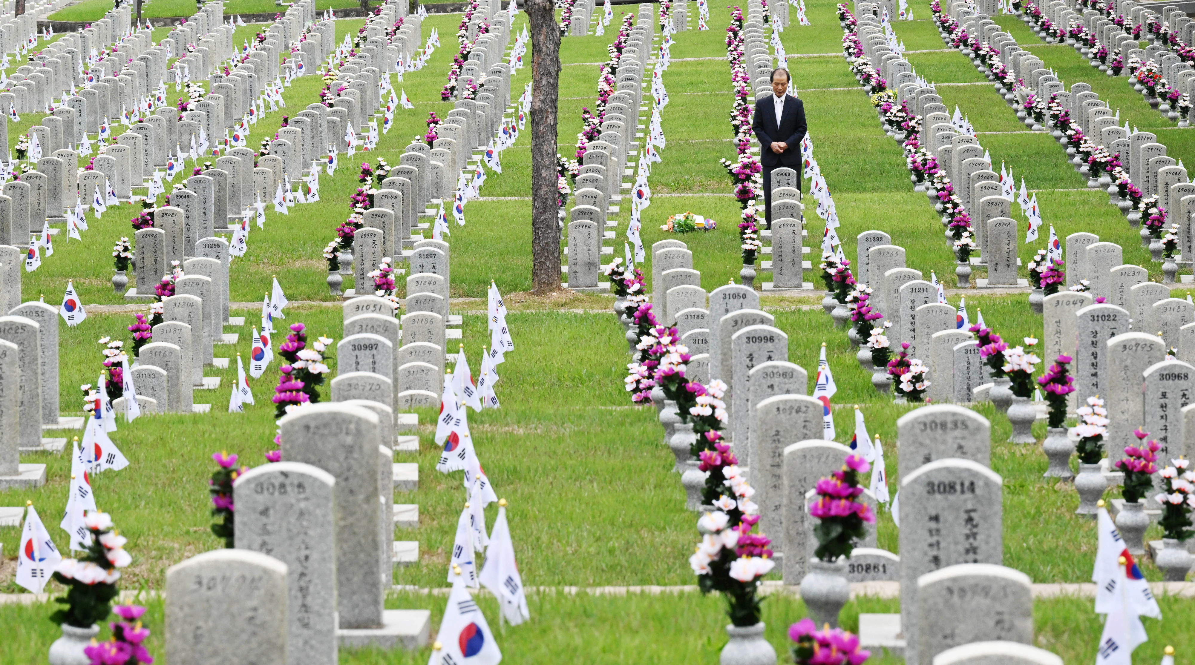 호국 보훈의 달 첫날인 1일 오전 서울 동작구 국립서울현충원을 찾은 한 시민이 추모를 하고 있다. 2023.6.1 홍윤기 기자