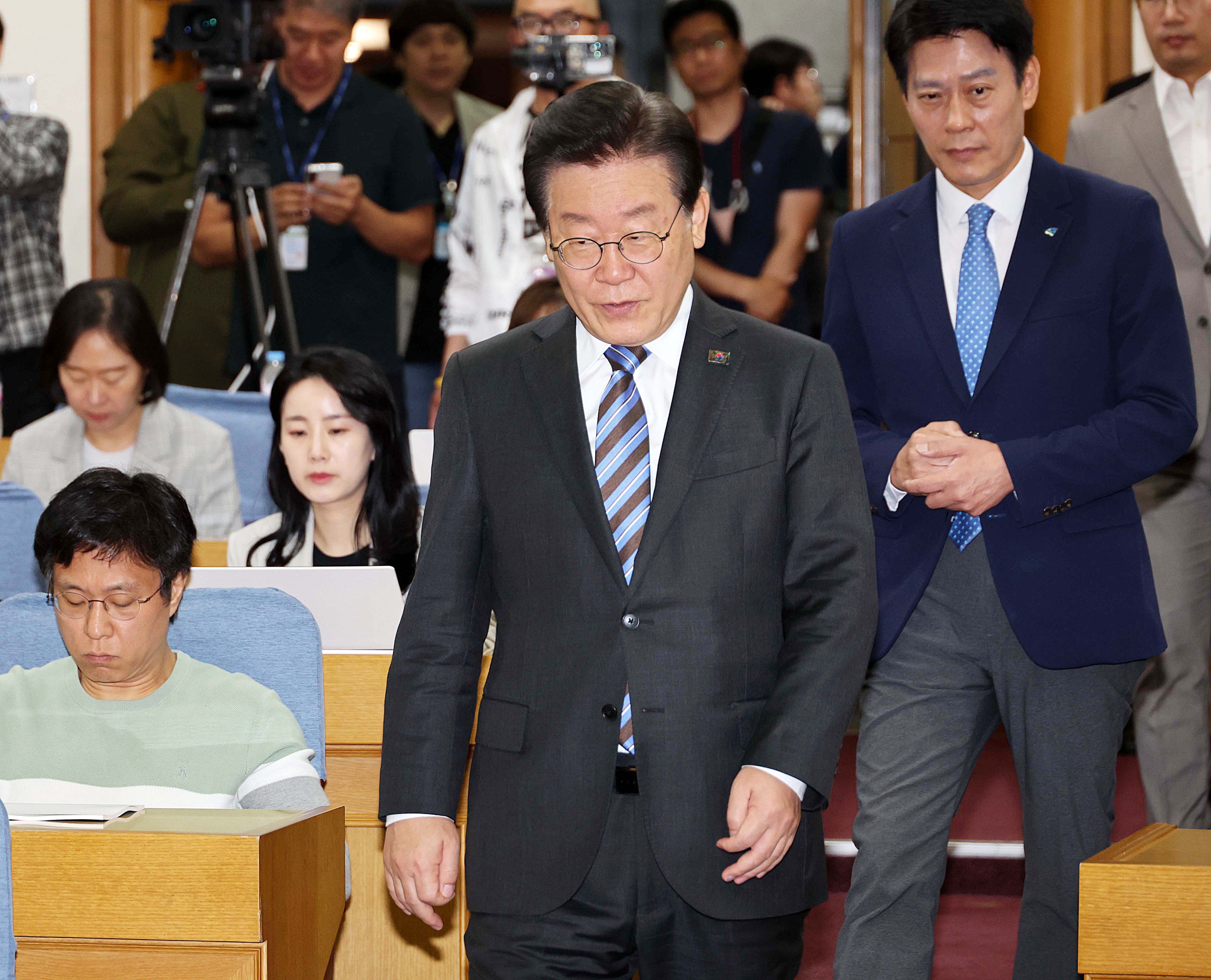 이재명 더불어민주당 대표가 지난 1일 국회에서 열린 ‘후쿠시마 사고원전 오염수 방류 시도와 민생대책 방안 긴급간담회’에 참석하고 있다.  오장환 기자