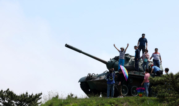 1일 오후 인천 옹진군 백령도 심청각에서 관광객들이 전시된 M47 전차와 기념촬영을 하고 있다. 전날 백령도 일대에는 북한이 발사한 우주발사체로 경계경보 발령 재난 문자가 발송돼 일부 주민들이 대피소로 대피하기도 했다. 2023.6.1 연합뉴스