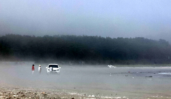 1일 인천 옹진군 백령도에서 관광객들이 사곶해변을 둘러보고 있다. 전날 백령도 일대에는 북한이 발사한 우주발사체로 경계경보 발령 재난 문자가 발송돼 일부 주민들이 대피소로 대피하기도 했다. 2023.6.1 연합뉴스