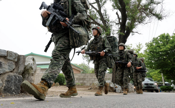 북한이 군사정찰위성을 탑재했을 것으로 추정되는 우주발사체 발사에 실패했지만 위성 발사를 계속 추진하겠다고 밝힌 1일 인천 옹진군 백령도에서 해병대 장병들이 이동하고 있다. 2023.6.1 연합뉴스
