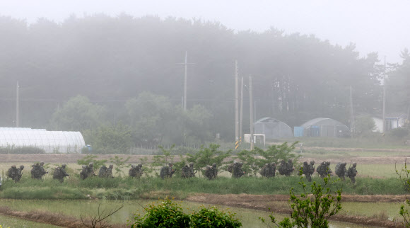 북한이 군사정찰위성을 탑재했을 것으로 추정되는 우주발사체 발사에 실패했지만 위성 발사를 계속 추진하겠다고 밝힌 1일 인천 옹진군 백령도에서 해병대 장병들이 이동하고 있다. 2023.6.1 연합뉴스