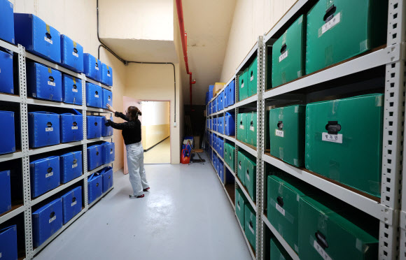 1일 오후 인천 옹진군 백령도 백령면 9호 대피시설에서 면사무소 관계자가 방독면과 침낭, 담요 등을 점검하고 있다. 전날 백령도 일대에는 북한이 발사한 우주발사체로 경계경보 발령 재난 문자가 발송돼 일부 주민들이 대피소로 대피하기도 했다. 2023.6.1 연합뉴스