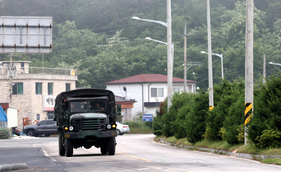 북한이 군사정찰위성을 탑재했을 것으로 추정되는 우주발사체 발사에 실패했지만 위성 발사를 계속 추진하겠다고 밝힌 1일 오전 인천 옹진군 백령도에서 군 트럭이 이동하고 있다. 2023.6.1 연합뉴스