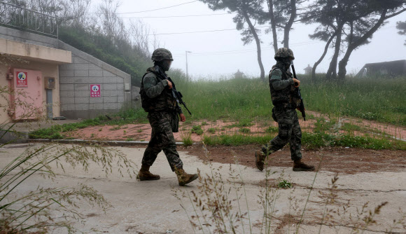 북한이 군사정찰위성을 탑재했을 것으로 추정되는 우주발사체 발사에 실패했지만 위성 발사를 계속 추진하겠다고 밝힌 1일 오전 인천 옹진군 백령도에서 해병대 장병들이 경계근무하며 이동하고 있다. 2023.6.1 연합뉴스
