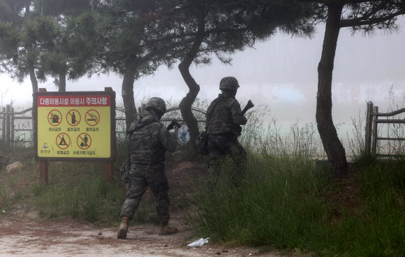 북한이 군사정찰위성을 탑재했을 것으로 추정되는 우주발사체 발사에 실패했지만 위성 발사를 계속 추진하겠다고 밝힌 1일 오전 인천 옹진군 백령도에서 해병대 장병들이 경계근무하며 이동하고 있다. 2023.6.1 연합뉴스