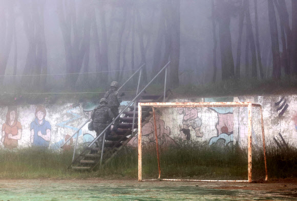 북한이 군사정찰위성을 탑재했을 것으로 추정되는 우주발사체 발사에 실패했지만 위성 발사를 계속 추진하겠다고 밝힌 1일 오전 인천 옹진군 백령도에서 해병대 장병들이 경계근무하며 이동하고 있다. 2023.6.1 연합뉴스