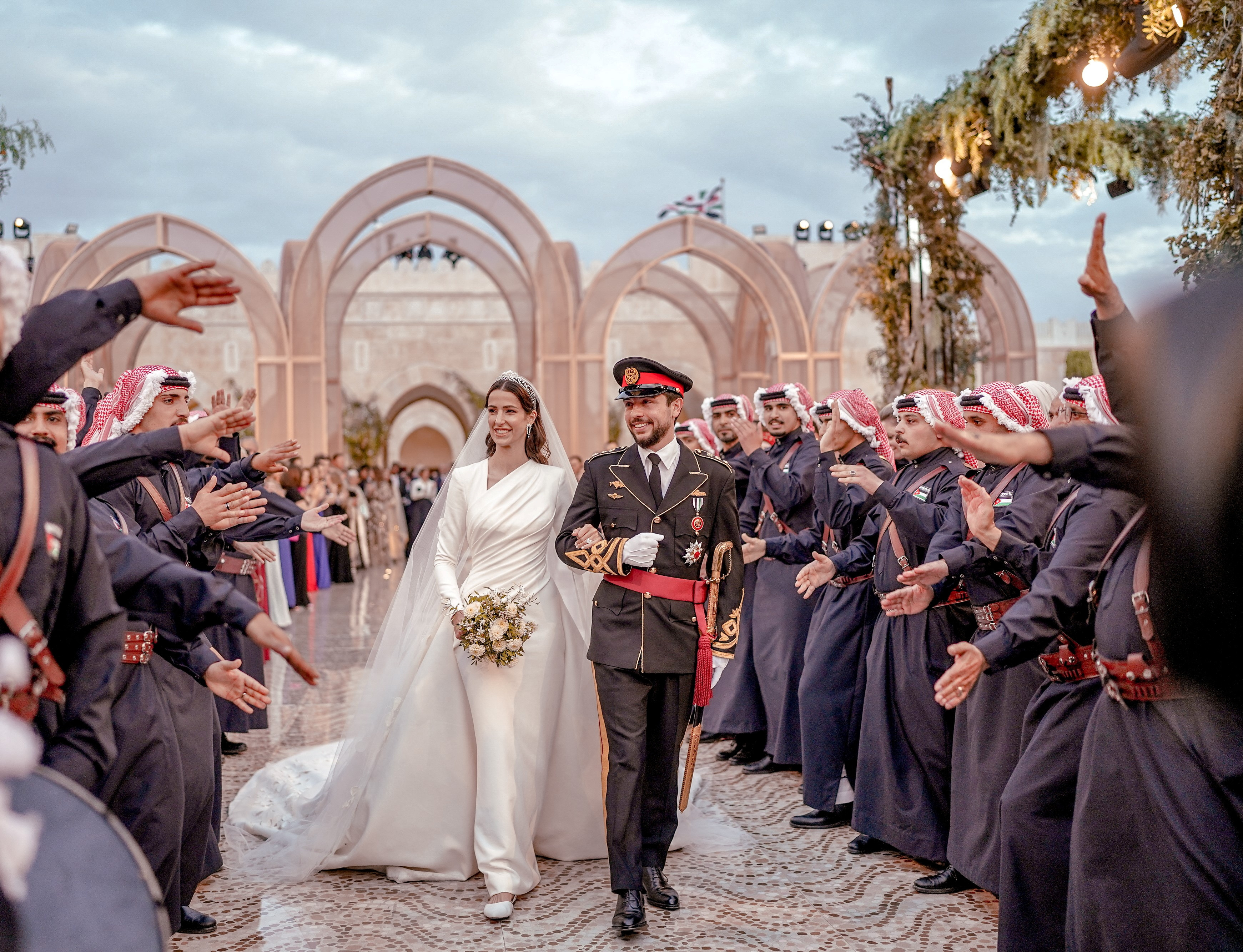 1일(현지시간) 요르단 암만의 자흐란 궁전에서 결혼식을 올린 알 후세인 빈 압둘라(오른쪽) 왕세자와 사우디아라비아 신부 라즈와 알사이프가 걸어가고 있다. 로이터 연합뉴스
