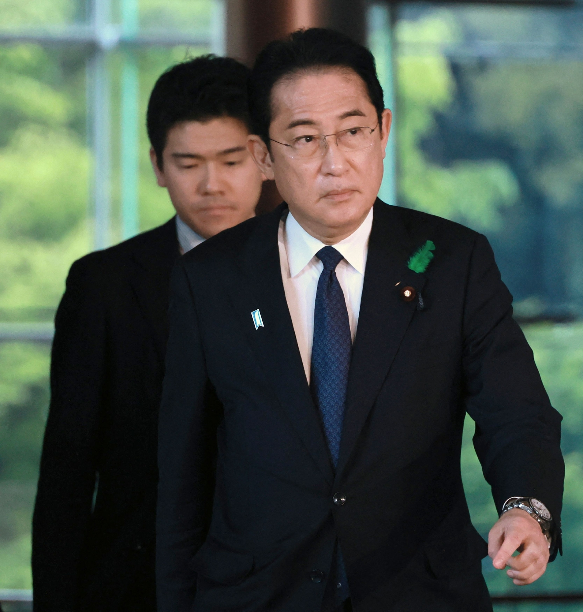 지난 4월 20일 기시다 후미오 일본 총리가 자신의 정무 담당 비서관이자 장남인 쇼타로와 함께 총리 관저에 들어가고 있는 모습. 도쿄 AFP 연합뉴스