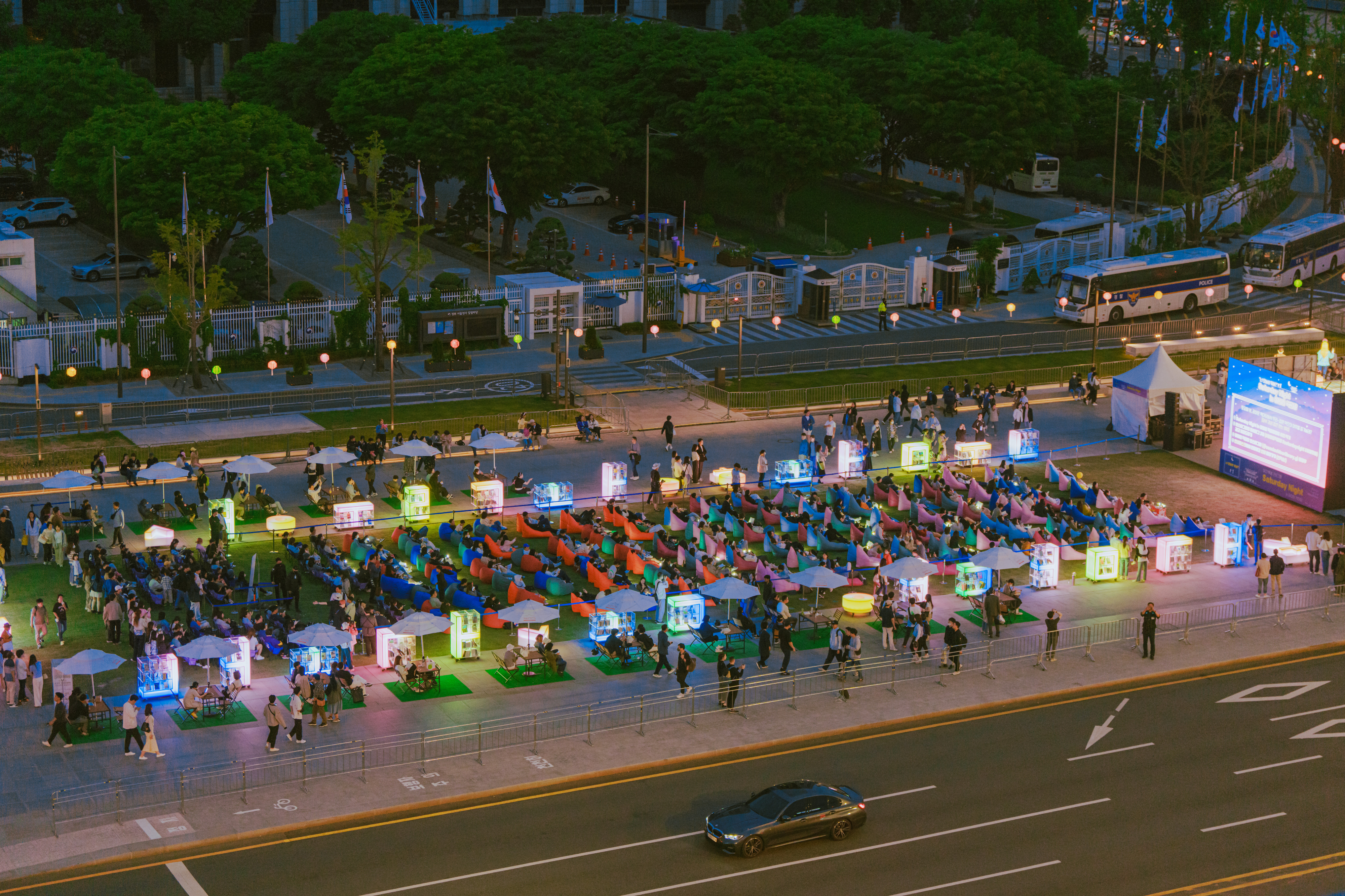 지난달 13일 서울 광화문광장 야외 도서관인 ‘광화문 책마당’에서 시민들이 야간 독서를 즐기고 있다. 서울시 제공