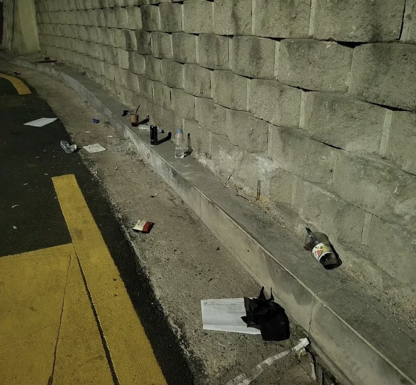 지난달 31일 한 온라인 커뮤니티에는 ‘사랑한다고 말해줘 드라마 촬영장 수준’이라는 제목으로 제작진이 촬영 현장에 쓰레기를 방치했다고 주장했다.
온라인 커뮤니티 캡처