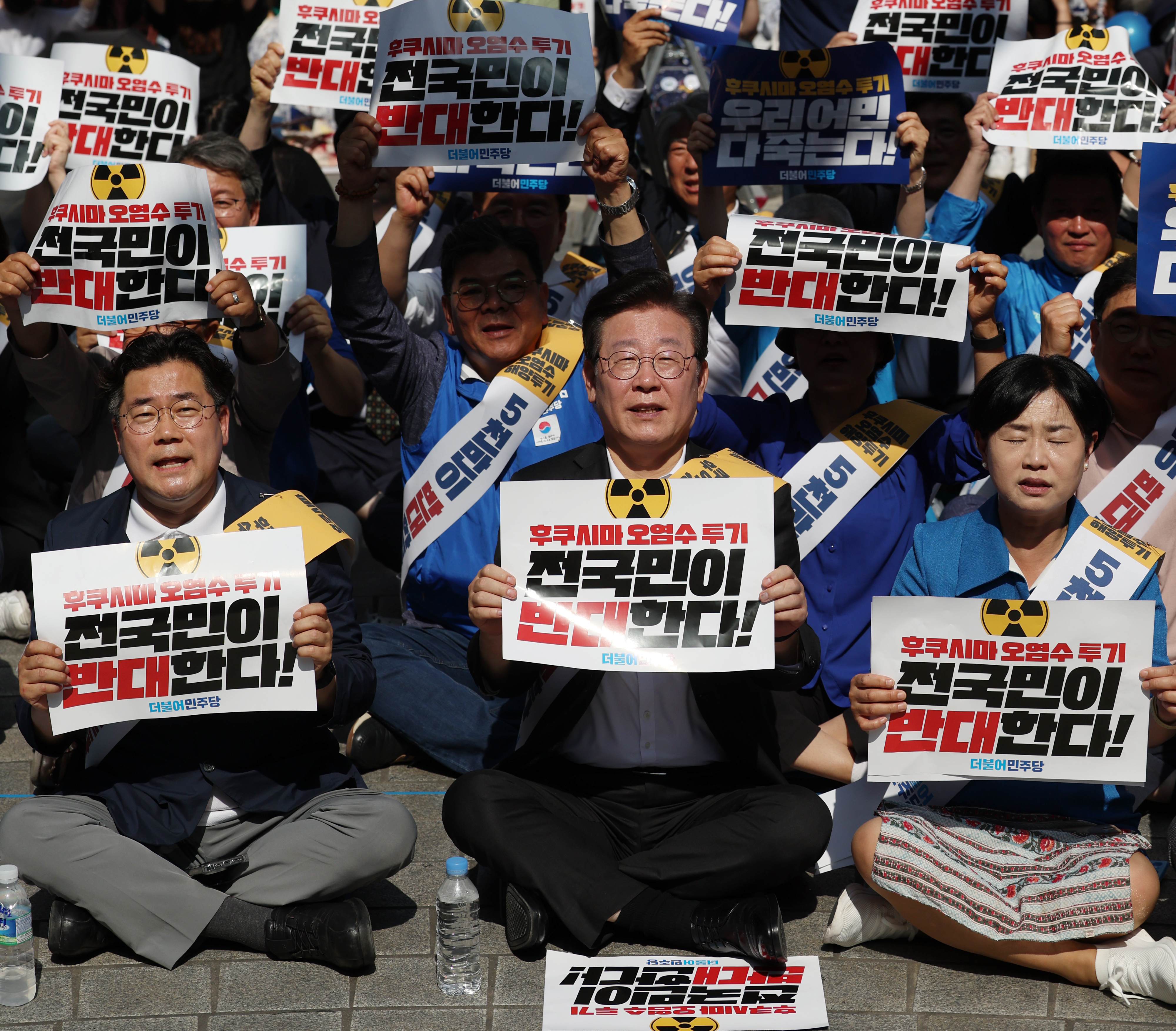 이재명 더불어민주당 대표가 3일 오후 부산 부산진구 서면에서 열린 후쿠시마 오염수 방류 반대 영남권 규탄대회에 참석해 구호를 외치고 있다. 부산 연합뉴스