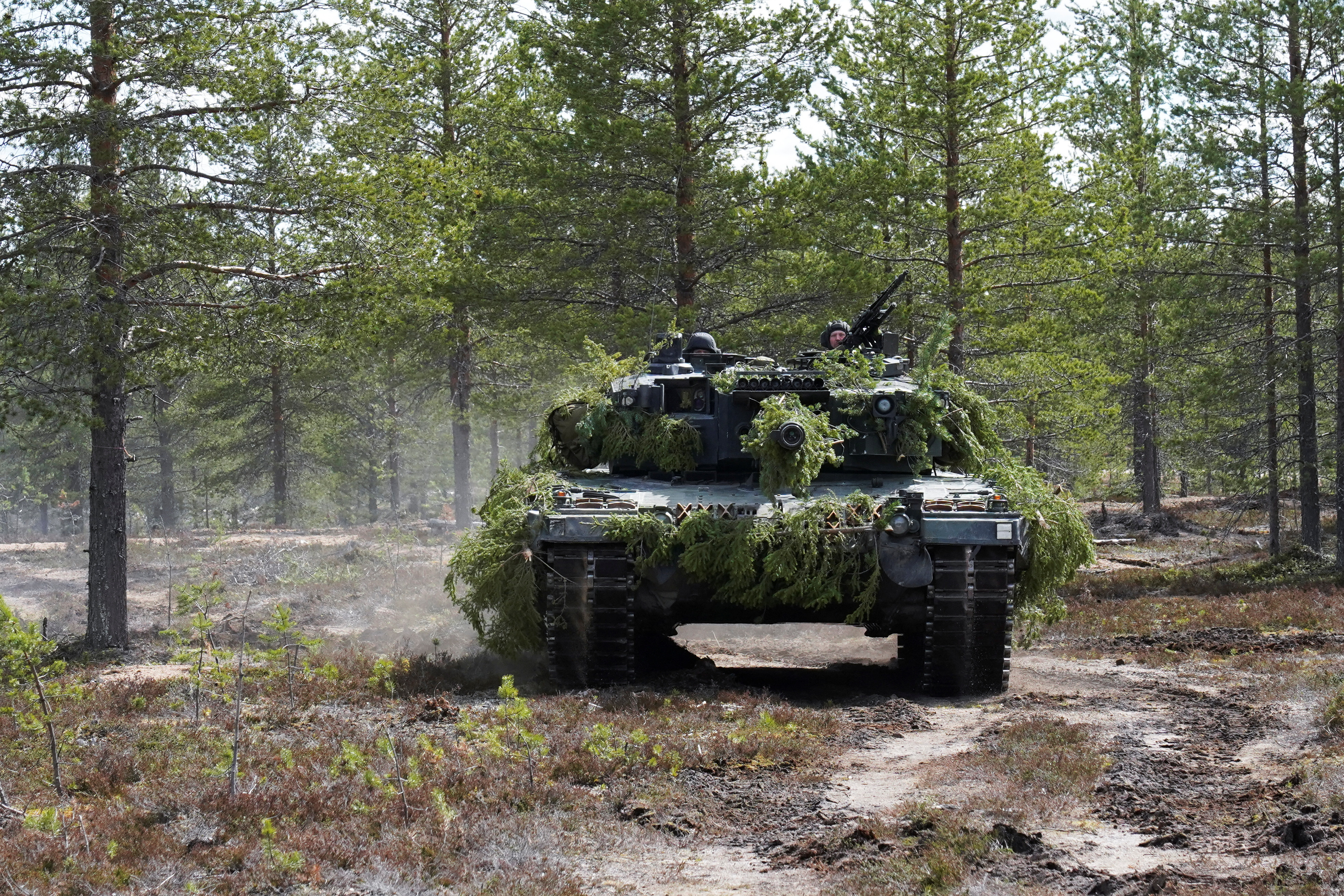 30일(현지시간) 핀란드에서 육상군 훈련에 참가한 레오파드 2 주력전차. 2023.5.30 로이터 연합뉴스