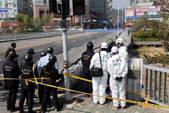 지난 4월 5일 붕괴 사고가 난 성남 분당구 정자교 보행로에 대해 국과수 등 관계당국이 정밀 조사를 하고있다. 연합뉴스