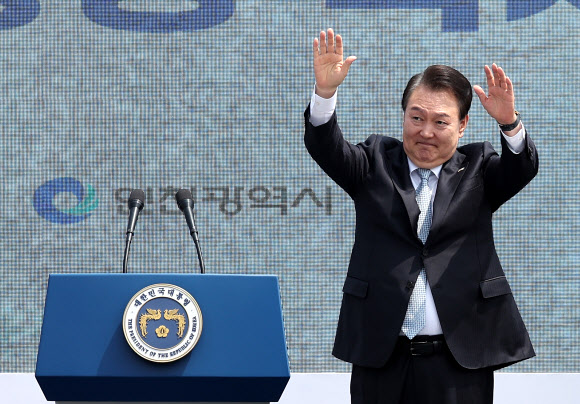 윤석열 대통령이 5일 인천 송도 센트럴파크 UN광장에서 열린 재외동포청 개청 기념행사에서 축사에 앞서 참석자들에게 손 들어 인사하고 있다. 2023.6.5 연합뉴스